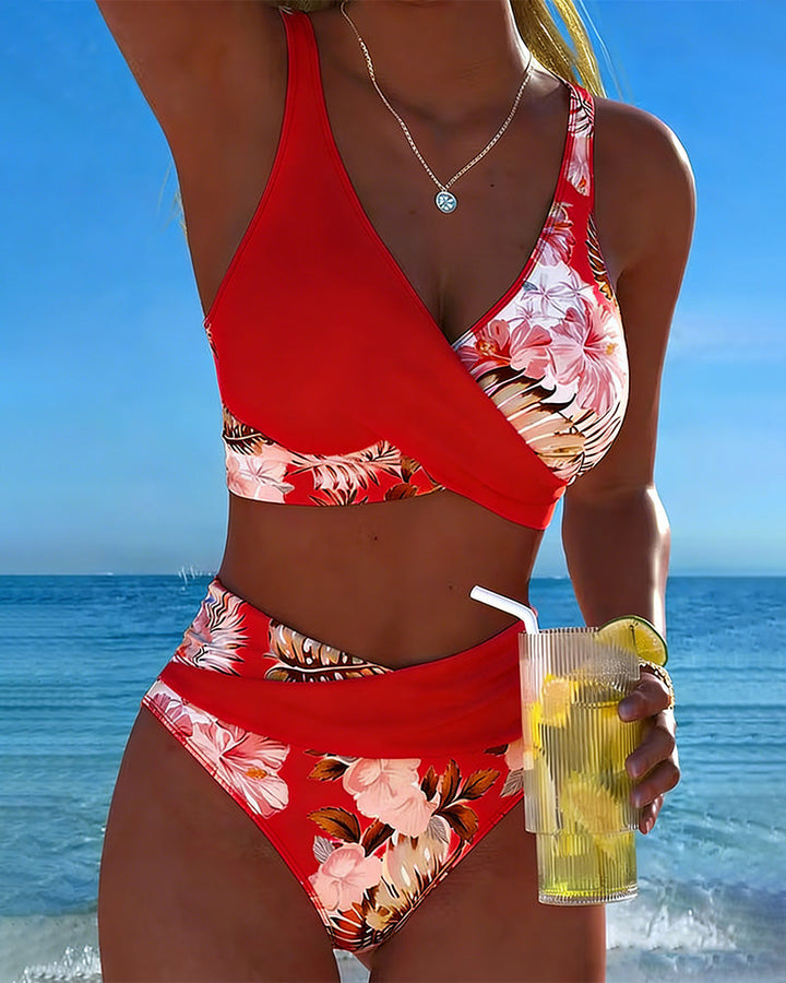 Karin | Bikini mit kontrastierendem Blumenmuster und Schlitz