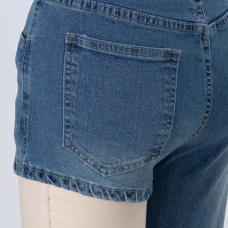 Selina | Trendige asymmetrische Jeans-Shorts mit einem Schulterträger
