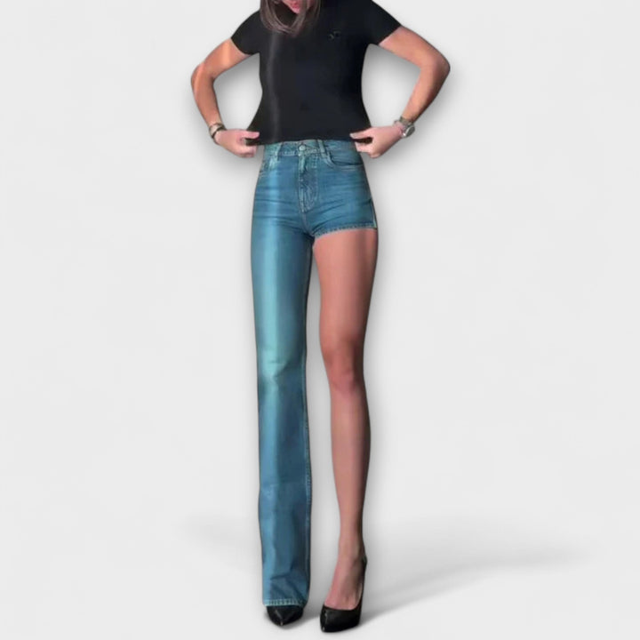 Selina | Trendige asymmetrische Jeans-Shorts mit einem Schulterträger