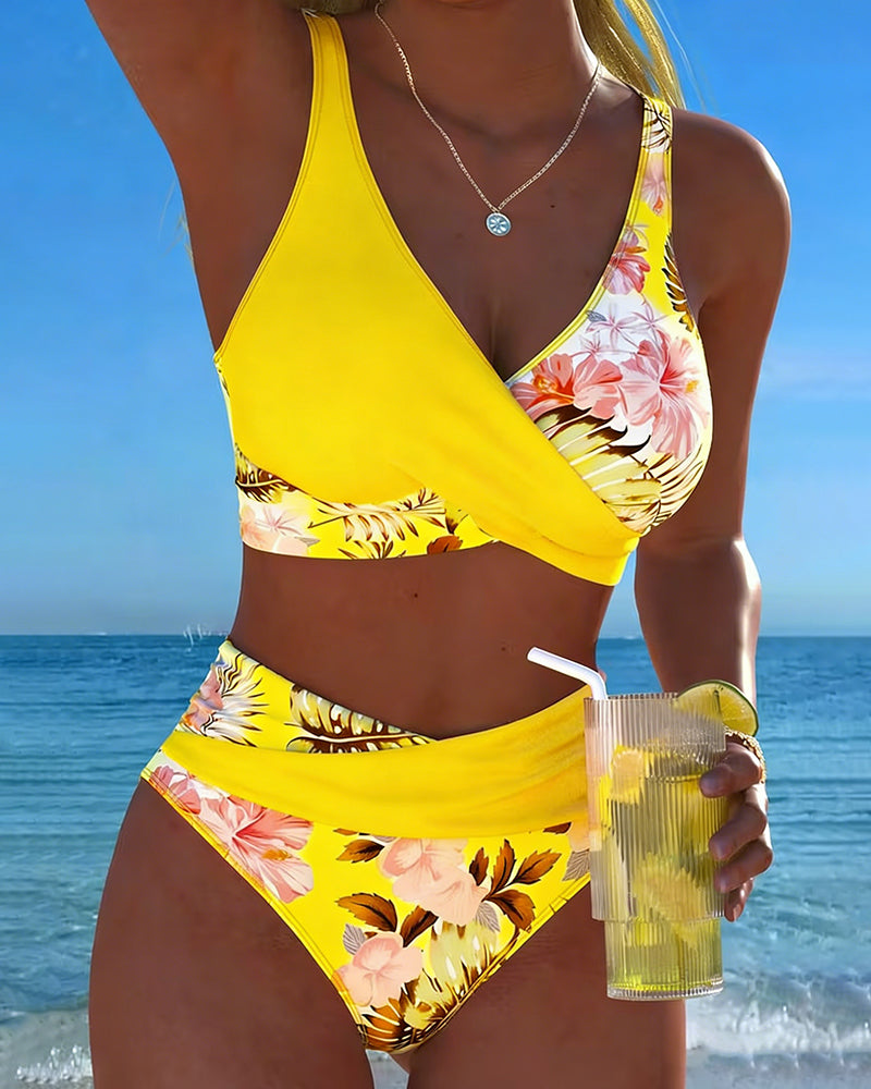 Karin | Bikini mit kontrastierendem Blumenmuster und Schlitz