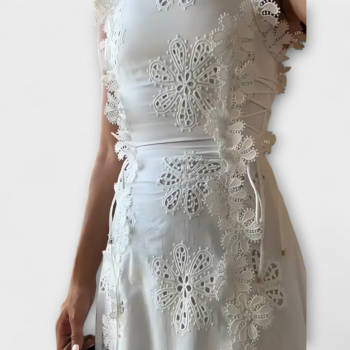 Tamara | Maxikleid mit Spitzenblumenmuster und Bindegurten