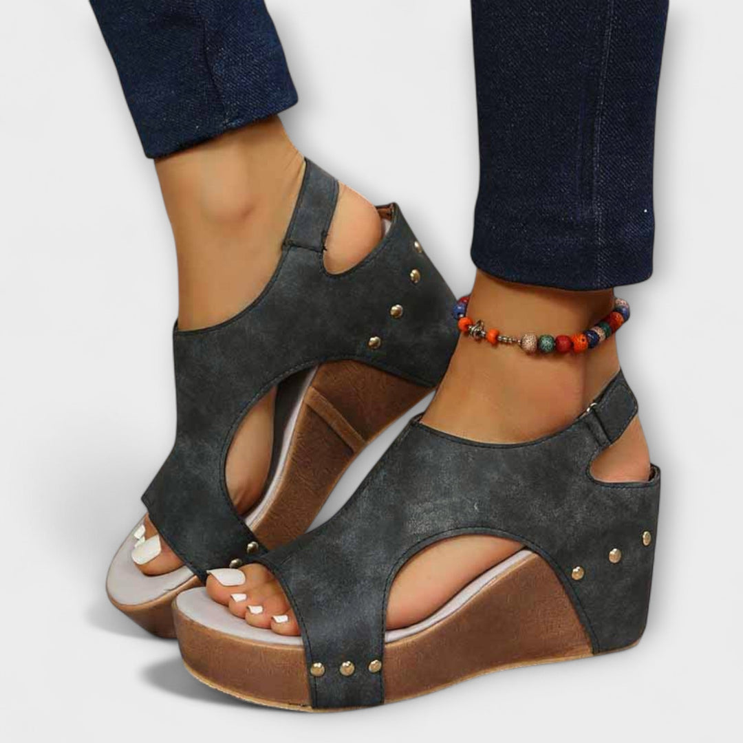 Henrike | Metallischer Keilabsatz mit Nietenbesatz