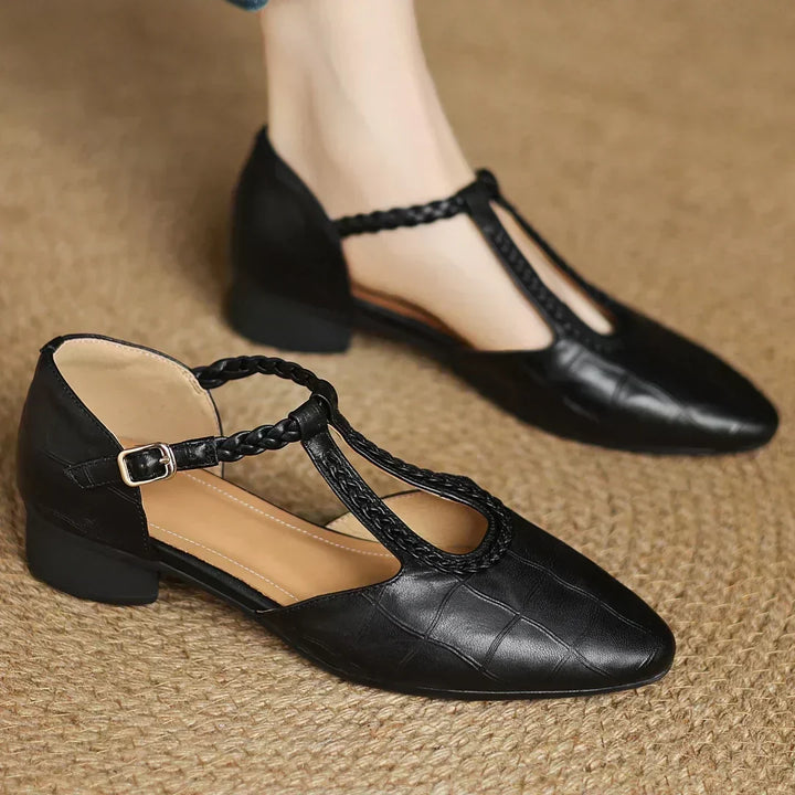 Carla – Klassische Leder-T-Steg-Schuhe mit geflochtenem Detail