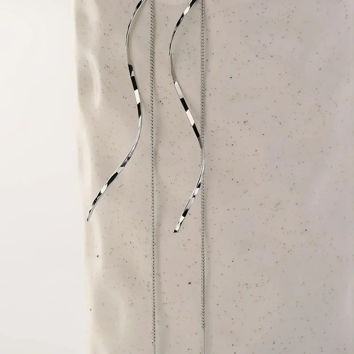 Sylvia | Lange Ohrringe mit Gewelltem Design