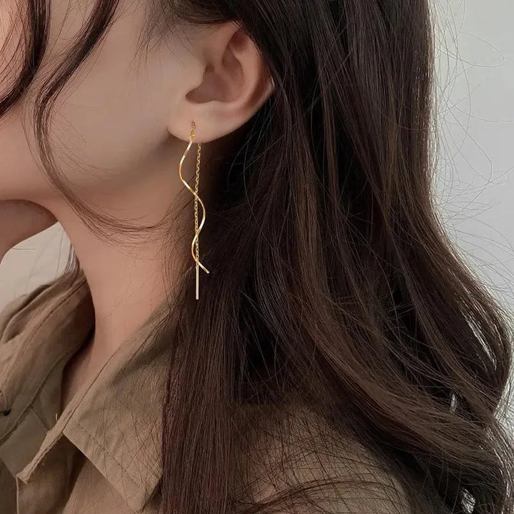 Sylvia | Lange Ohrringe mit Gewelltem Design