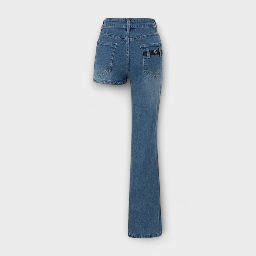 Selina | Trendige asymmetrische Jeans-Shorts mit einem Schulterträger
